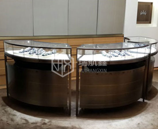 珠寶展柜定制時(shí)弧形珠寶展柜與直型珠寶展柜的區(qū)別分別是？